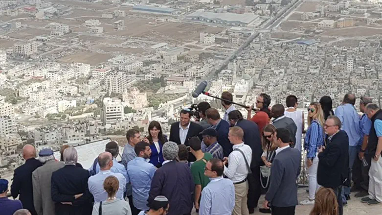 דגן וחוטובלי עם חברי הפרלמנט, היום