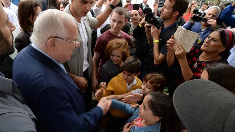 ריבלין עם אורחי הסוכה הפתוחה