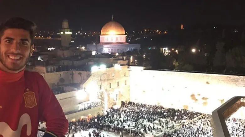 Marco Asensio poses in front of Western Wall