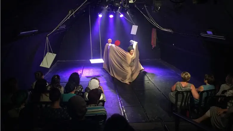 מתוך ההצגה "עד אשר נמצא מקום"