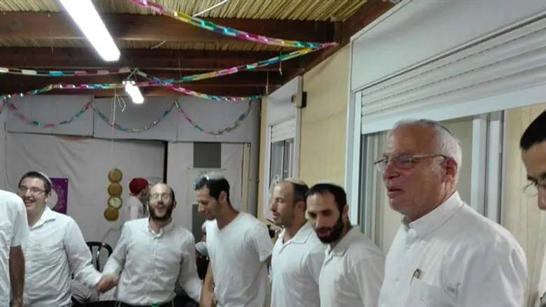 השר אריאל בשמחת בית השואבה עם מפוני מגרון