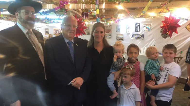 נשיא המדינה והרב הראשי עם בני משפחת סלומון