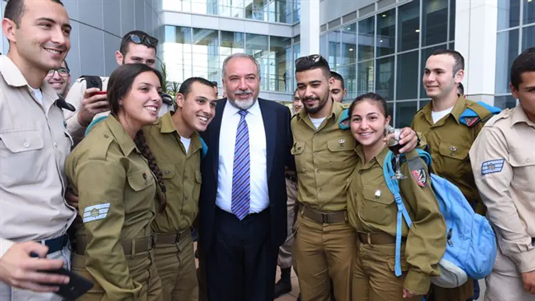 ליברמן עם חיילים, היום