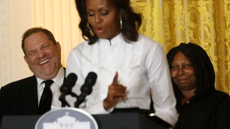 הארווי ויינשטיין עם מישל אובמה. מימין: וופי גולדברג