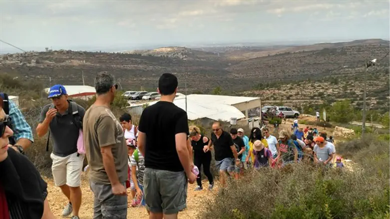 מטיילים בבנימין