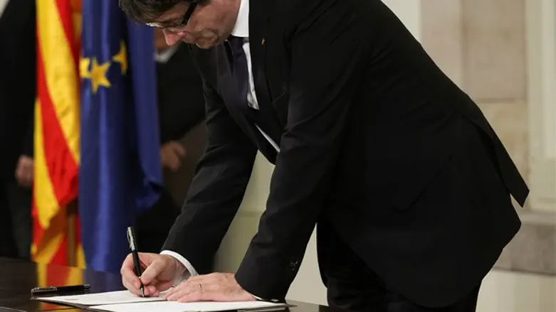 Carles Puigdemont signs independence declaration