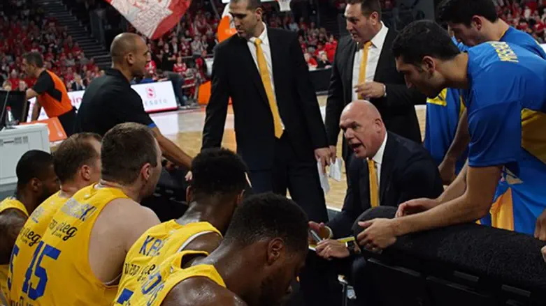 נבן ספאחיה עם שחקניו. משחק חלש של הצהובים