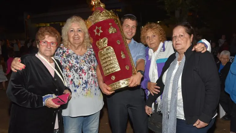 ההקפות השניות עם ניצולי השואה בכפר הנוער הודיות