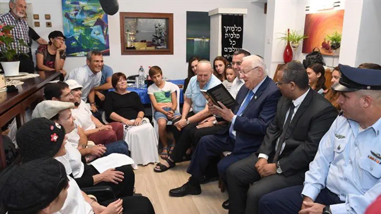 Rivlin at Shmerling home in Elkana