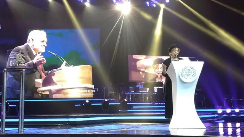 אמונה אלון נושאת דברים בטקס