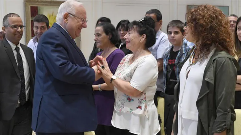 ריבלין עם בני המשפחות. היום