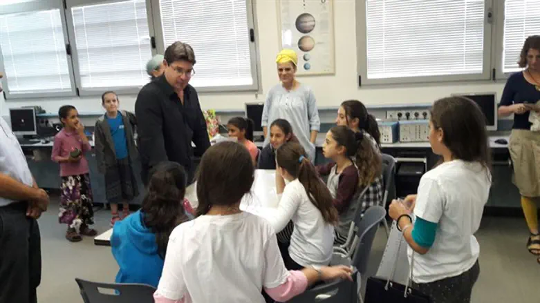 השר אקוניס עם התלמידות בקדומים