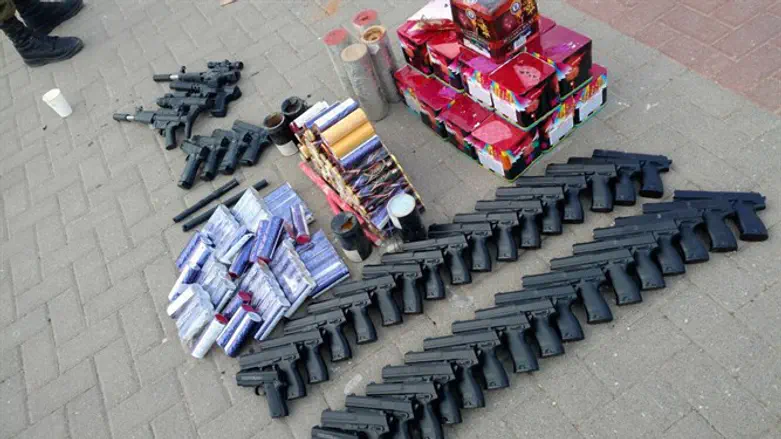 אמצעי הלחימה שנתפסו במחנה הפליטים קלנדיה