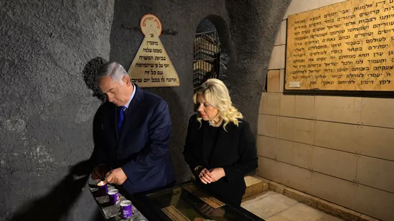 ראש הממשלה ורעייתו בסיור במרתף השואה