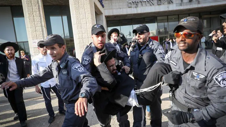 Police arrest draft protesters