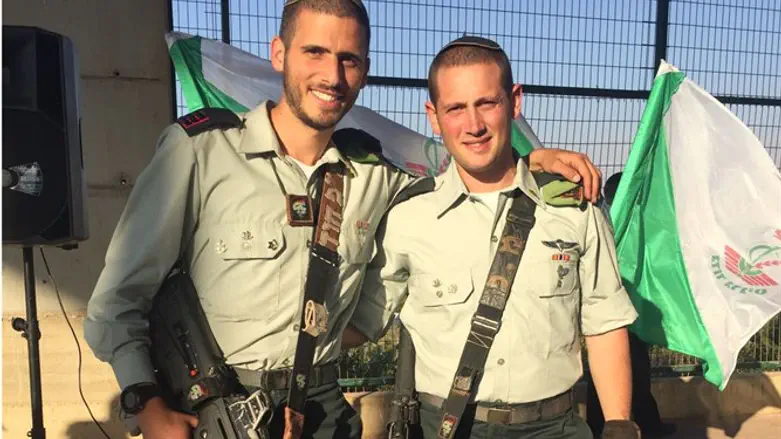 בני הדודים. אחד פיקד, השני יחליף אותו