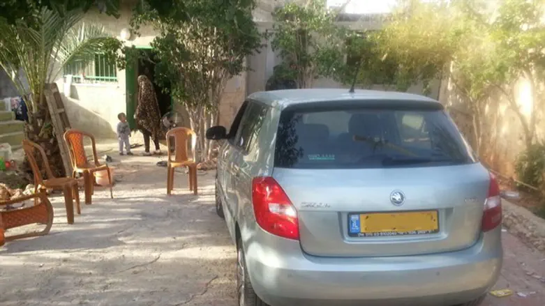 הרכב בתוך הכפר