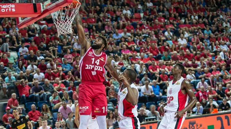 האואל הערב. גבוה מעל שחקני תל אביב