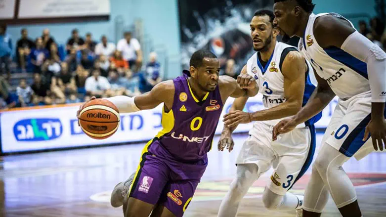 שחקני הרצליה לא מצליחים לעצור את חולון הערב