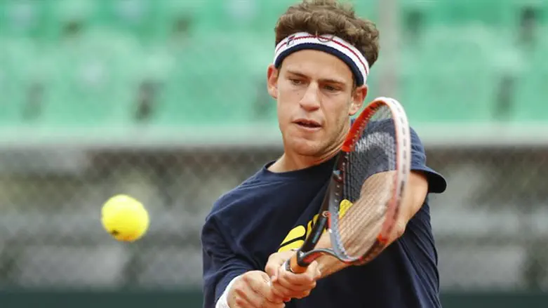 Diego Schwartzman practicing in Buenos Aires