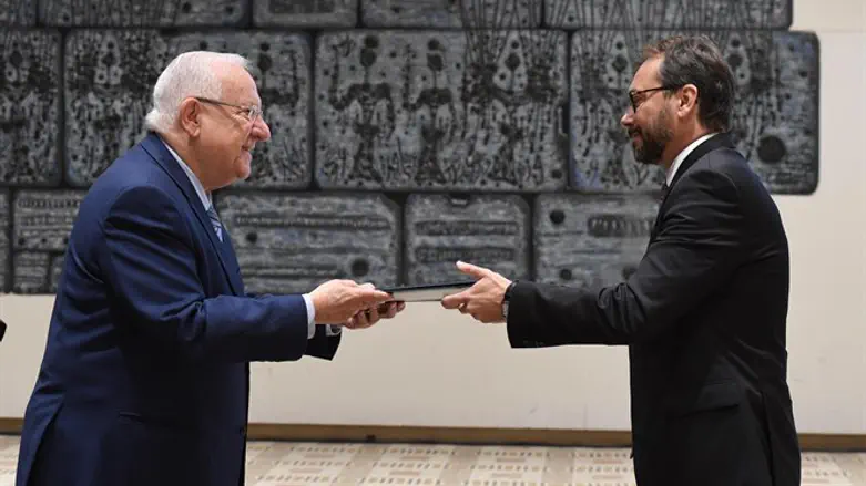 הנשיא עם השגריר החדש של האיחוד האירופי