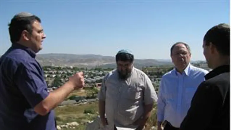 דיין ואנשי המועצה בתדרוך