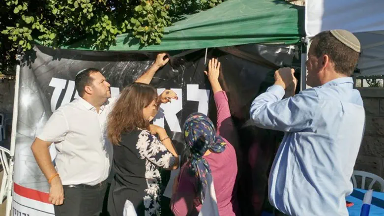 Возведение палатки протеста