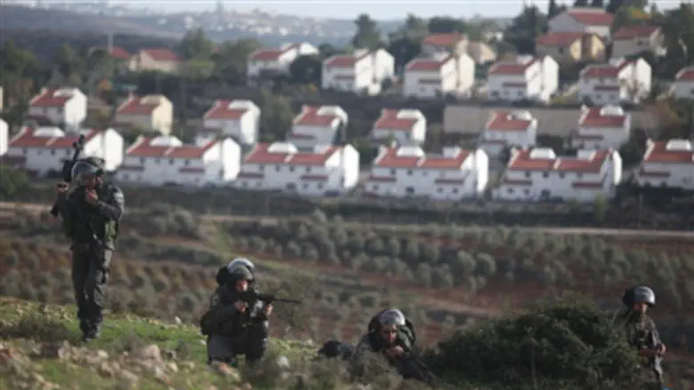 Soldiers outside Neve Tzuf (file)