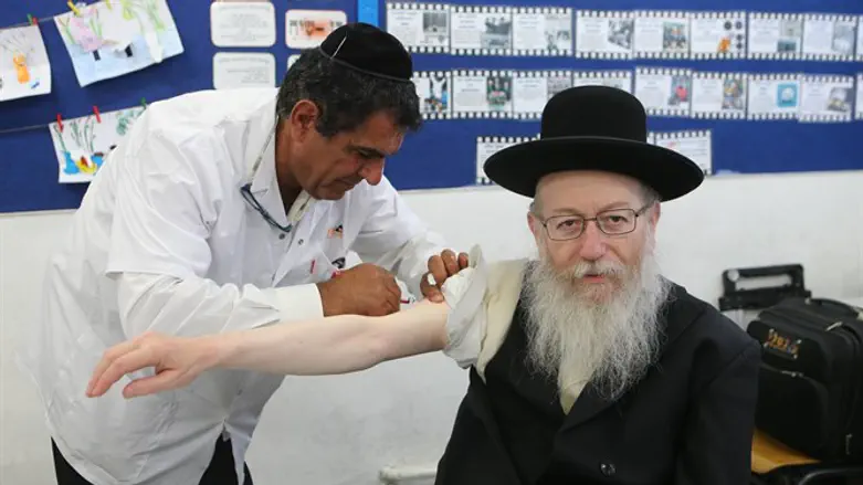 Yakov Litzman receives annual flu shot
