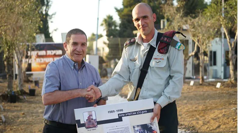 המח"ט הנוכחי עם המח"ט לשעבר יפתח רון טל