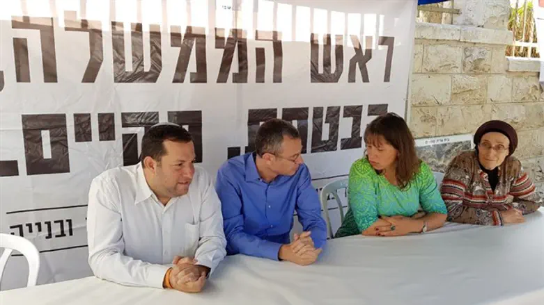 רבקה לבנת והדס מזרחי בפגישתן עם השר לוין