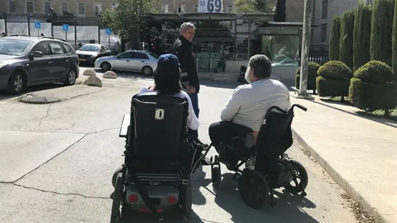 נכים מפגינים סמוך למשרד רה"מ