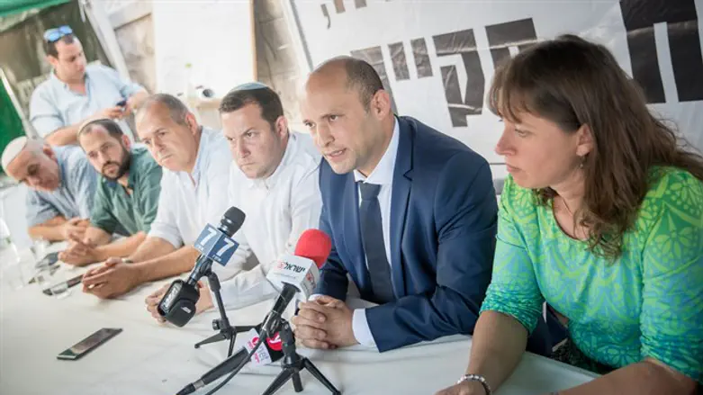 בנט במאהל המחאה