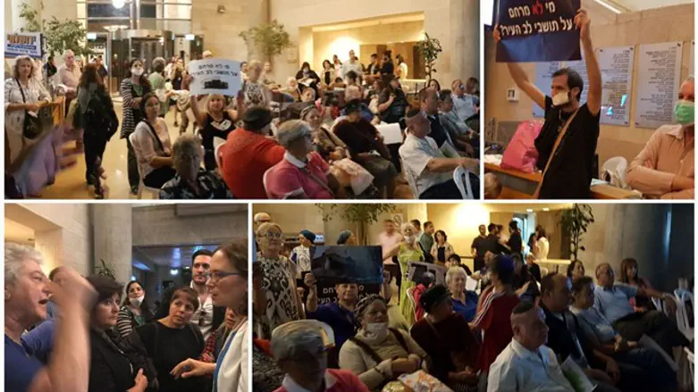 המוחים בלובי העירייה