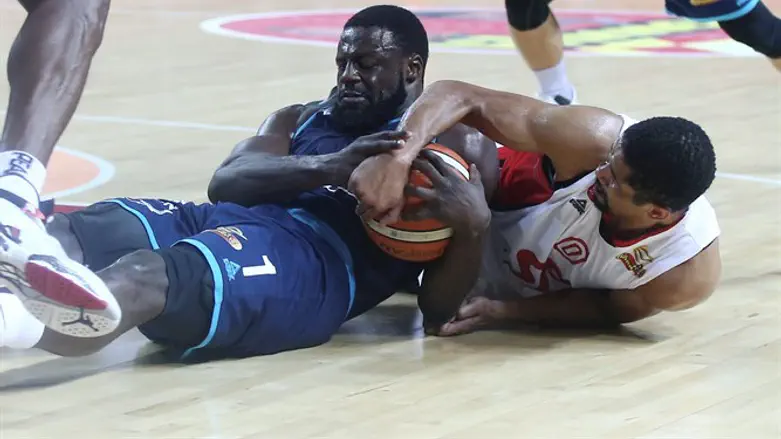 מקי וטרידוול נאבקים על הכדור הערב