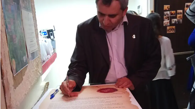 אלקין חותם על מגילת ההקמה