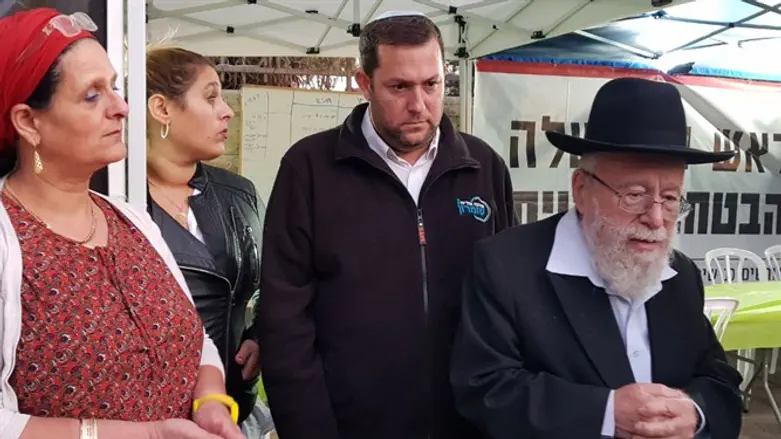 Раввин Дов Лиор в палатке протеста