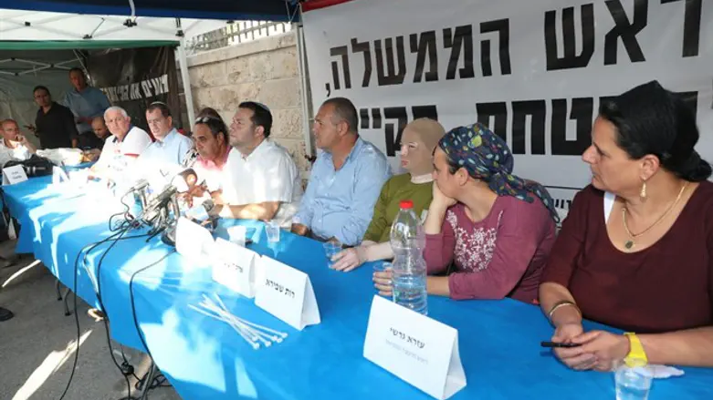 Палатка протеста перед резиденцией Биньямина Нетаньяху