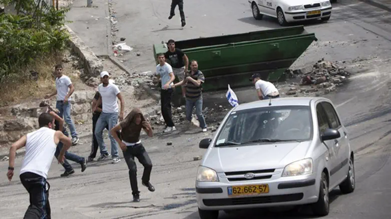 Arabs stoning an Israeli vehicle (file)