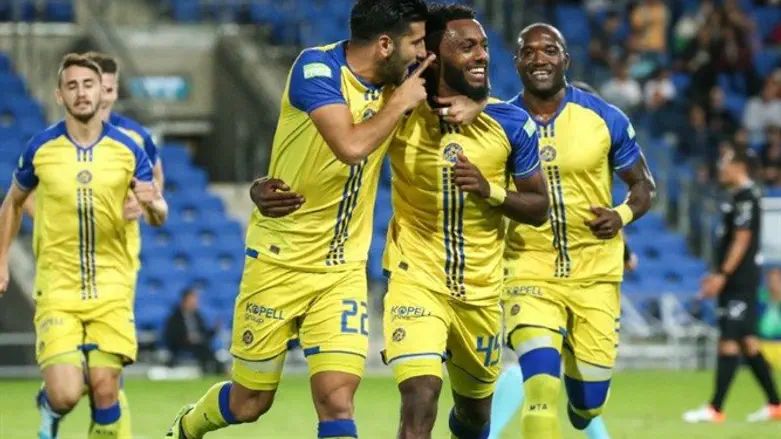 שחקני מכבי ת"א חוגגים הערב מוקדם יותר