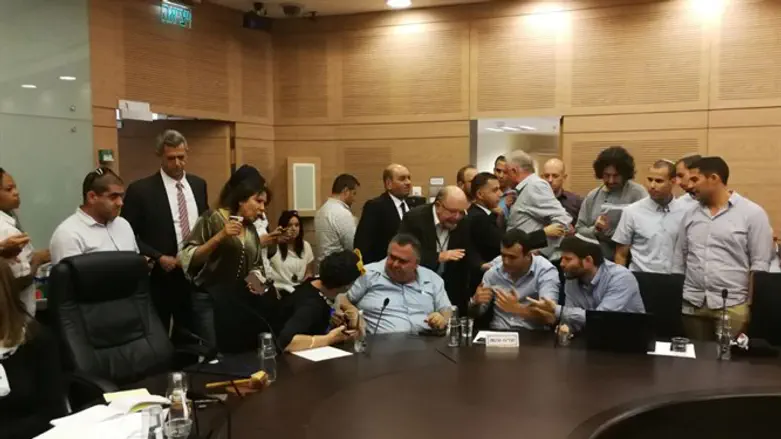 Tummult in committee