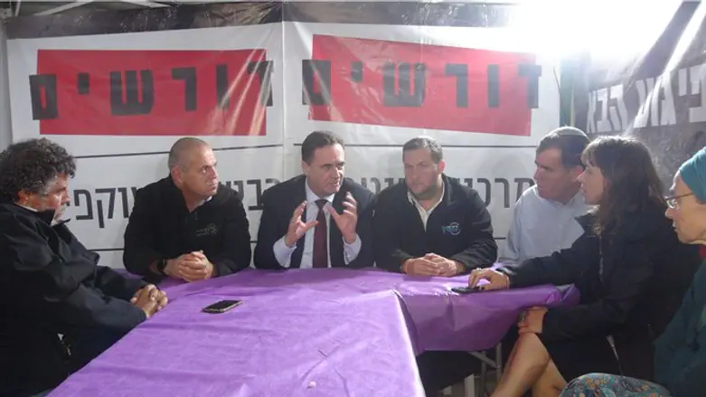 Исраэль Кац в палатке протеста