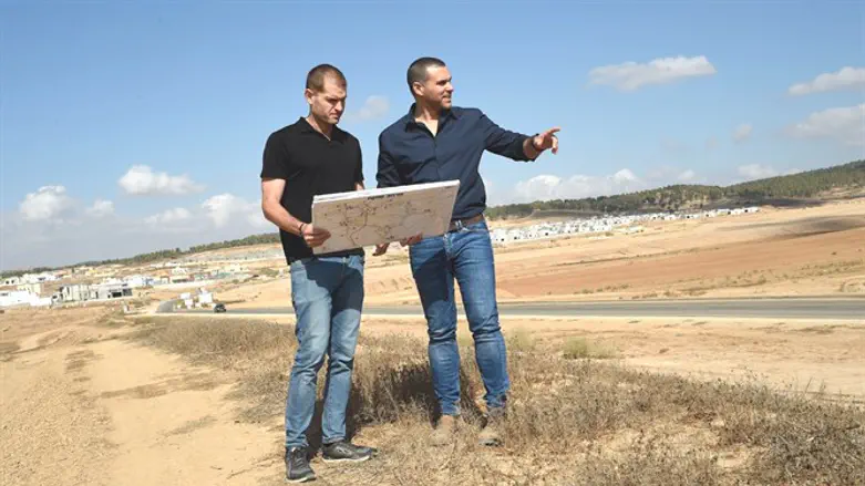 עדיין לא התחלנו לגעת בפוטנציאל". רוני פלמר (מימין) ואופיר פישר על רקע היישוב כרמית