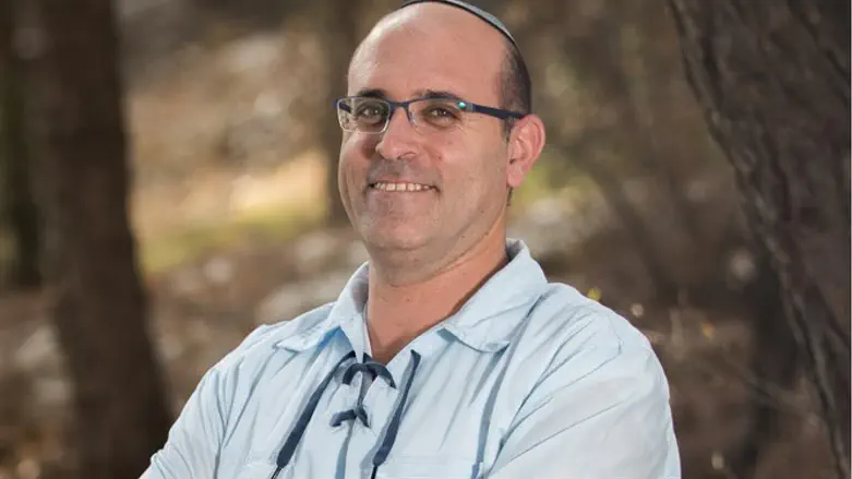 "אם אנחנו מאמינים שהתורה שייכת לכולם, אז אחכה שיבואו אליי?לא, אלך אליהם ואפתח סניפים". שחל