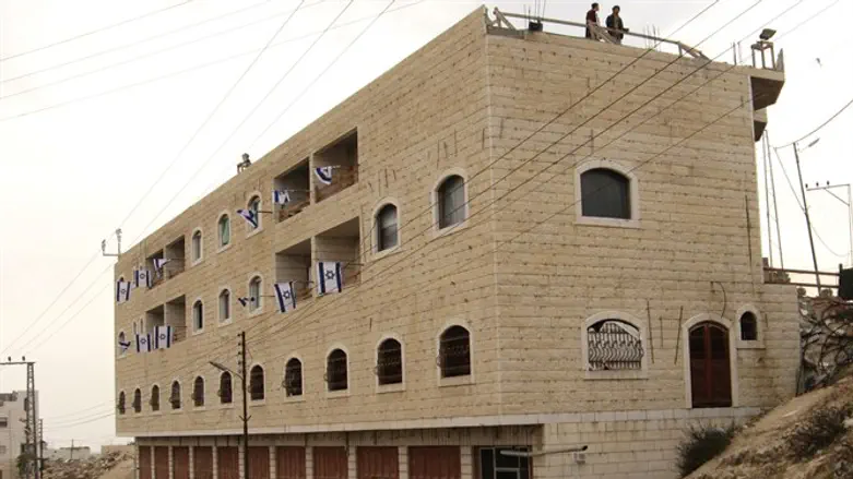 רכישת הבית הייתה תגובה מיידית לפיגוע בציר המתפללים. בית השלום בחברון