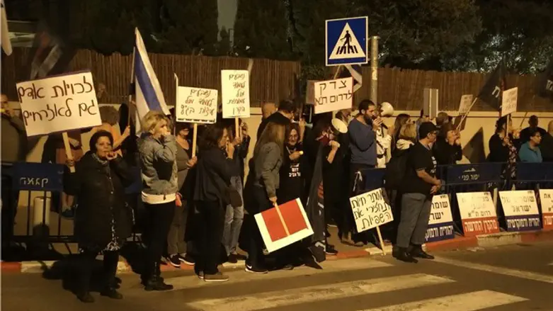 Residents of South Tel Aviv demonstrate in front of Supreme Court Justice Hayut's house