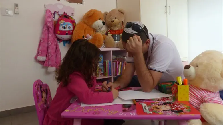 יונתן ובתו בת ה-3 שעברה את הניתוח