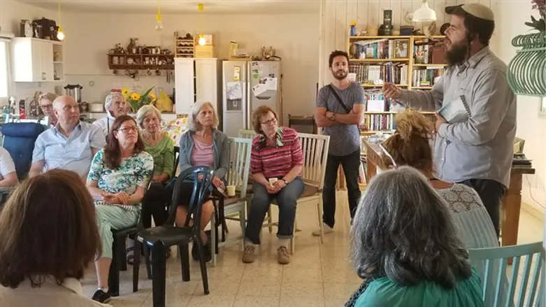 Nati Rom speaks with guests