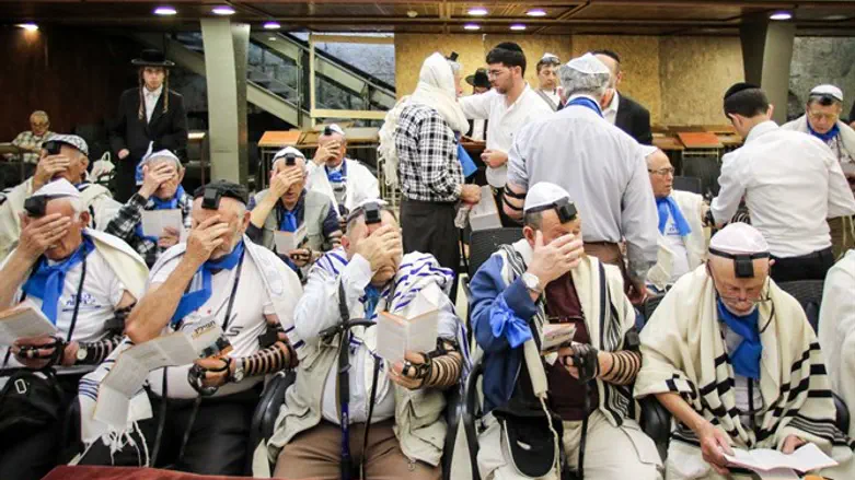 Holocaust survivors celebrate their bar mitvahs for the first time