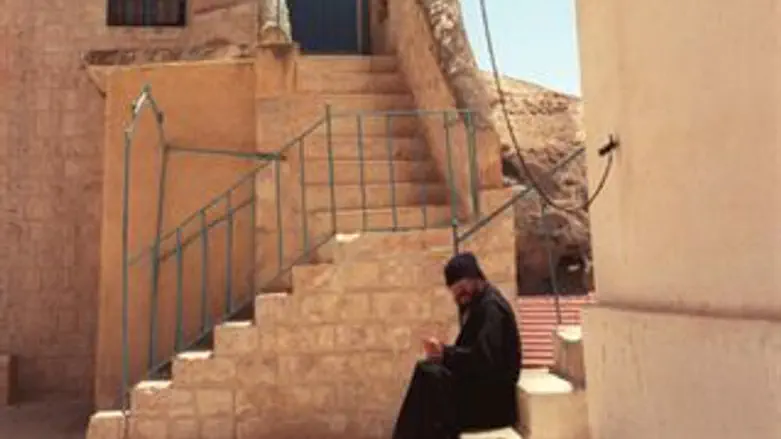 כומר בי-ם. אילוסטרציה